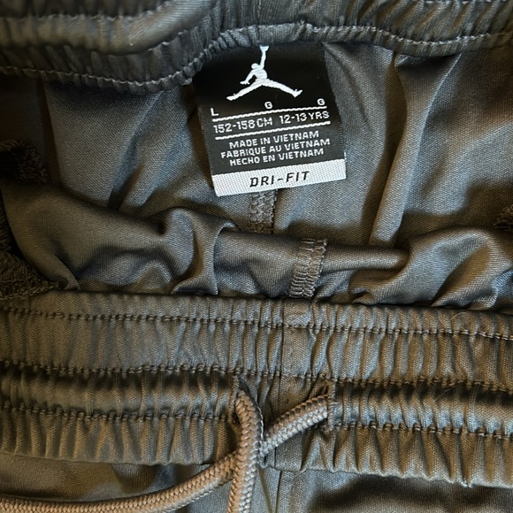 Lot of 3: NIKE 2 T-shirts & 1 pair of shorts size L - Picture 3 of 7